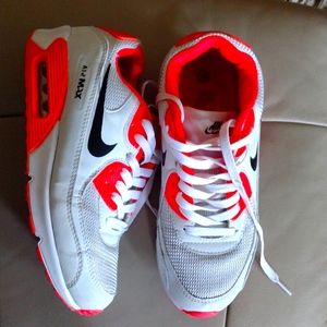 Nike Air Max EUC Size 38. See images. As is condition. White/Orange/Pink
